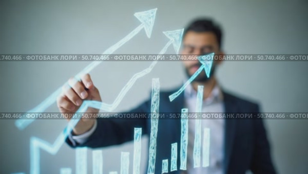 Businessman draw growth business graph progress and financial analyzing. Business development to success, profit and growing plan. Стоковое AI-видео, аниматор Sergey Grishin / Фотобанк Лори
