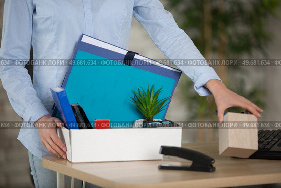 businessman holding a box with his stuff. Стоковое фото, агентство Ingram Publishing / Фотобанк Лори