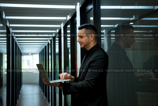 Businessman in the corridor in the conference room Relax with various posture before presenting work and new projects to the management team for consideration in the meeting room. Стоковое фото, агентство Ingram Publishing / Фотобанк Лори