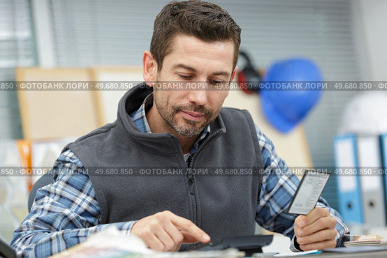 businessman or accountant working with calculator. Стоковое фото, агентство Ingram Publishing / Фотобанк Лори
