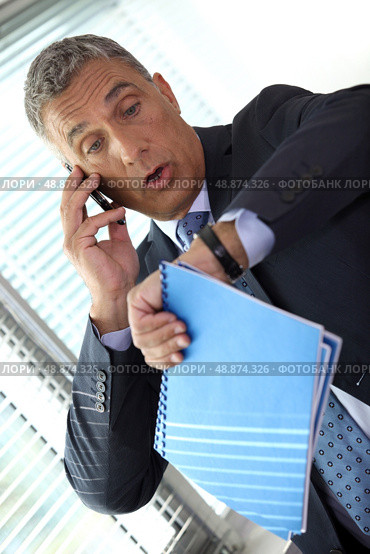 Businessman realizing he is late. Стоковое фото, агентство Ingram Publishing / Фотобанк Лори