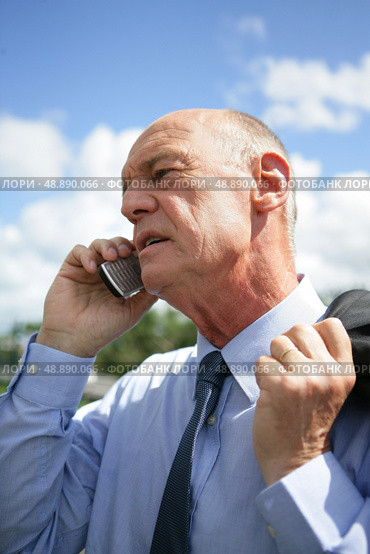 Businessman talking on his mobile phone. Стоковое фото, агентство Ingram Publishing / Фотобанк Лори