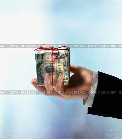 Businessman’s hand holding gift box made of US hundred dollar bills. 24316753. Стоковое фото, агентство Ingram Publishing / Фотобанк Лори