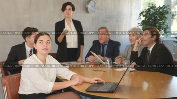 Businesswoman holding meeting for senior managers in the meeting room. Стоковое видео, видеограф Яков Филимонов / Фотобанк Лори