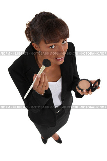 Businesswoman putting on makeup. Стоковое фото, агентство Ingram Publishing / Фотобанк Лори