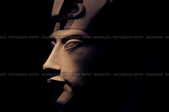 bust of pharaoh Echnaton (Akhenaten, aka Amenhotep IV) around black background . cloes up. Стоковое фото, агентство Ingram Publishing / Фотобанк Лори