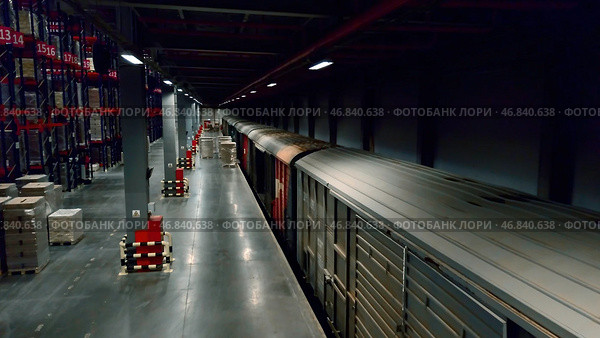 Busy work. Creative. Unloading trains with goods and placing them on special warehouse shelves. Стоковое фото, фотограф Данил Руденко / Фотобанк Лори