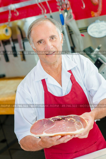 butcher holding a piece of meat. Стоковое фото, агентство Ingram Publishing / Фотобанк Лори