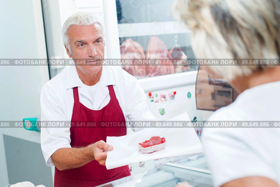 Butcher preparing a cut of meat. Стоковое фото, агентство Ingram Publishing / Фотобанк Лори