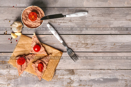 Бутерброды с вкусным паштетом и специями на светлом деревянном фоне. Стоковое фото, фотограф Pixel_shot / Фотобанк Лори