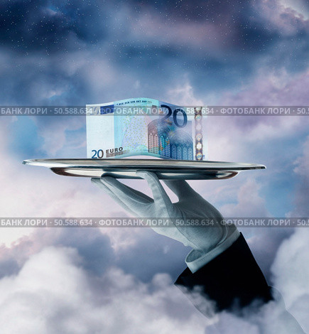 Butler’s hand holding Euro on silver platter. 24316766. Стоковое фото, агентство Ingram Publishing / Фотобанк Лори