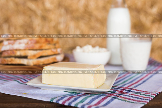 Butter, dairy products and bread on the table against the background of hay. Стоковое фото, фотограф Татьяна Яцевич / Фотобанк Лори