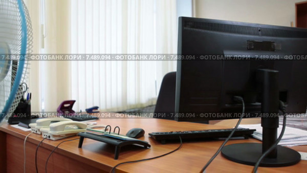 Бытовой вентилятор работающий напротив рабочего места в офисе. Стоковое видео, видеограф Кекяляйнен Андрей / Фотобанк Лори
