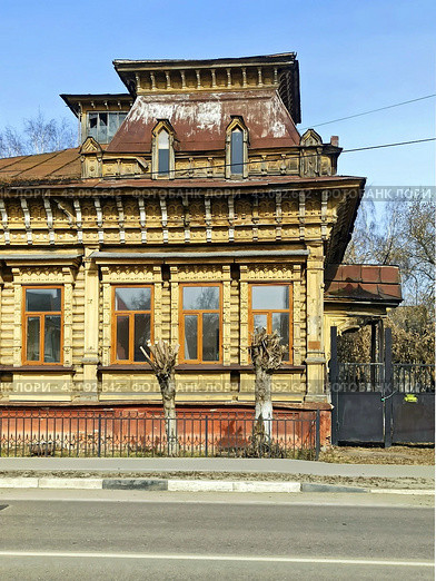 Бывший дом фабриканта А.Е. Соколикова на улице 1 Мая, дом 101 в Павловском Посаде Московской области (2024 год). Редакционное фото, фотограф stargal / Фотобанк Лори