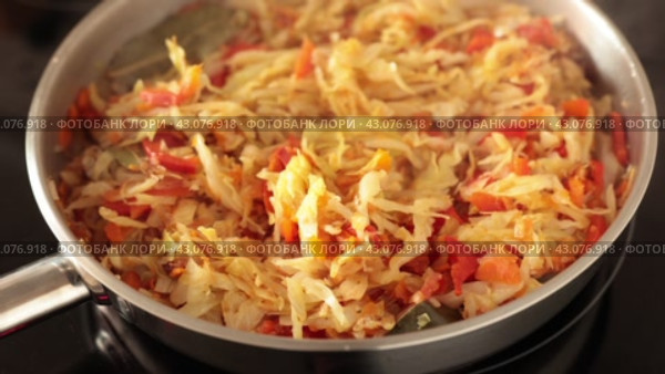 Cabbage with peppers cooked in frying pan. Стоковое видео, видеограф Яков Филимонов / Фотобанк Лори