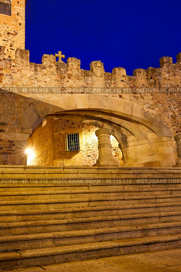 Caceres Arco de la Estrella Star arch sunset in Spain entrance to monumental city. Стоковое фото, агентство Ingram Publishing / Фотобанк Лори
