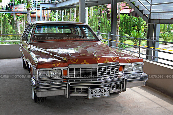 Cadillac DeVille (Кадиллак Де Виль) с тайскими номерами на парковке (2012 год). Редакционное фото, фотограф Григорий Писоцкий / Фотобанк Лори