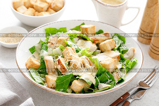 Caesar salad with parmesan cheese, grilled chicken meat and croutons. Стоковое фото, агентство Ingram Publishing / Фотобанк Лори