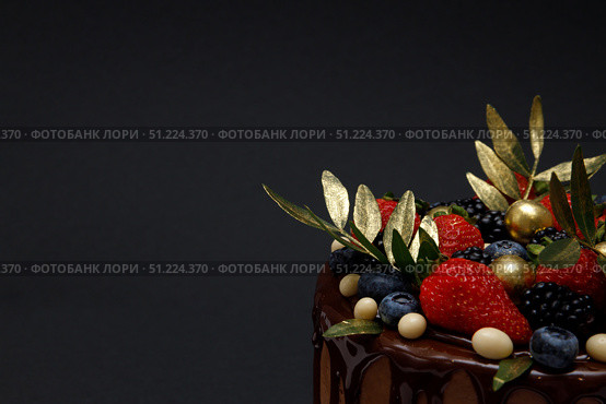 Cake in chocolate glaze with strawberries, blueberries and blackberries. Стоковое фото, фотограф Aleksandra Selivanova / Фотобанк Лори