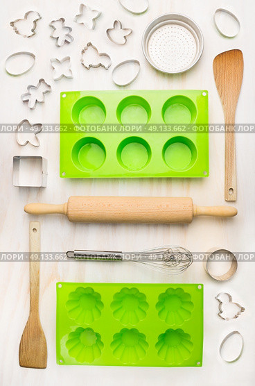 cake mould and tools for muffin, Cupcake and cookie bake  on white wooden background, top view. Стоковое фото, агентство Ingram Publishing / Фотобанк Лори
