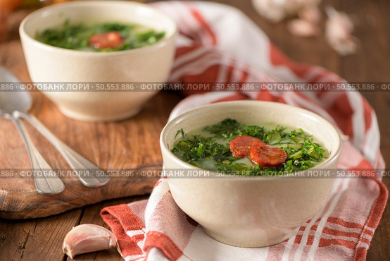 Caldo verde popular soup in Portuguese cuisine. traditional ingredients for caldo verde are potatoes, collard greens , olive oil and salt. Additionally garlic or onion may be added. Стоковое фото, агентство Ingram Publishing / Фотобанк Лори