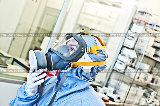 Calm In The Face of Danger - Female Hazmat / Hachem Scientist @ Work. Стоковое фото, агентство Ingram Publishing / Фотобанк Лори