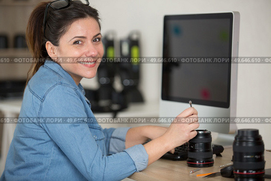 camera lens repair set in photo engineer workshop. Стоковое фото, агентство Ingram Publishing / Фотобанк Лори