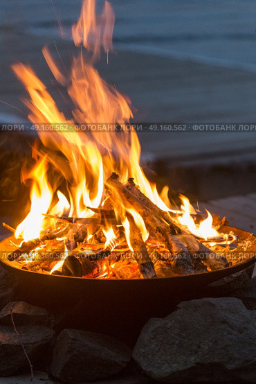 Campfire on dock, Lake of The Woods, Ontario, Canada. Стоковое фото, агентство Ingram Publishing / Фотобанк Лори
