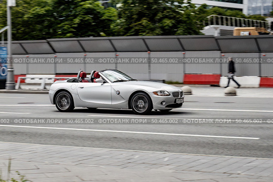 Car BMW Z4 convertible is speeding down a city street at high speed. Редакционное фото, фотограф Константин Григорьев / Фотобанк Лори