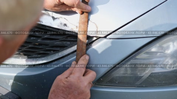 Car body shop. Repair man processes the welding seam using an angle grinder on replaced car part. Professional Body master grind old paint and rust. Rust damage. Rusting car. Hands with tool close-up. Стоковое видео, видеограф Марина Демидюк / Фотобанк Лори