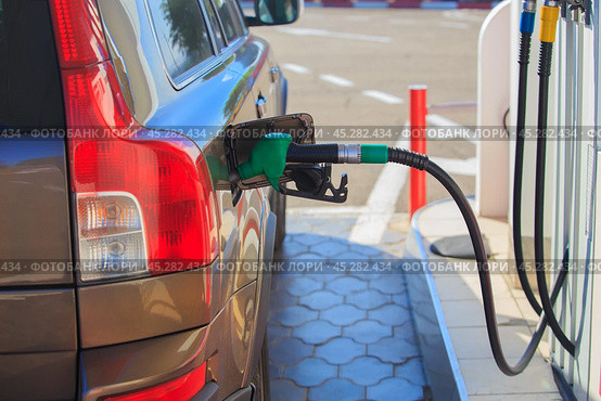 Car is refueled at a gas station. Стоковое фото, фотограф Юрий Бизгаймер / Фотобанк Лори
