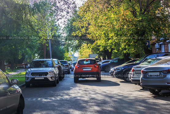 Car moves along the cars parked. Стоковое фото, фотограф Юрий Бизгаймер / Фотобанк Лори