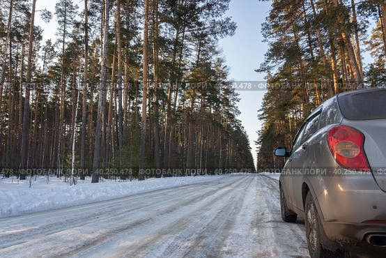 Car on winter snow road in coniferous forest. Стоковое фото, фотограф Корнеев Вячеслав / Фотобанк Лори