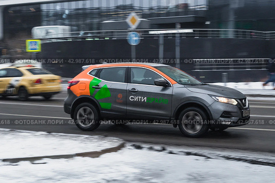 Car-sharing CITY DRIVE car Nissan Qashqai in motion on Moscow winter street. Редакционное фото, фотограф Константин Григорьев / Фотобанк Лори