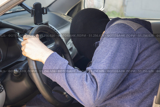 Car theft using a scanner. The thief is near the car. Стоковое фото, фотограф Александр Поташев / Фотобанк Лори