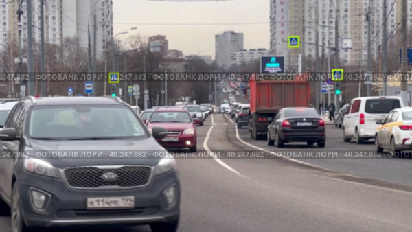 Car traffic on Krasnodonskaya Street in the Volzhskaya metro area in the morning. Pedestrian crossing.  Moscow. 28.03.2023. Редакционное видео, видеограф Ярославский Максим / Фотобанк Лори