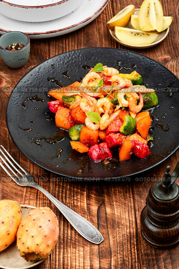 Caramelized shrimp with mango, cactus and avocado. American cuisine.. Salad with prawns and fruit. Стоковое фото, агентство Ingram Publishing / Фотобанк Лори