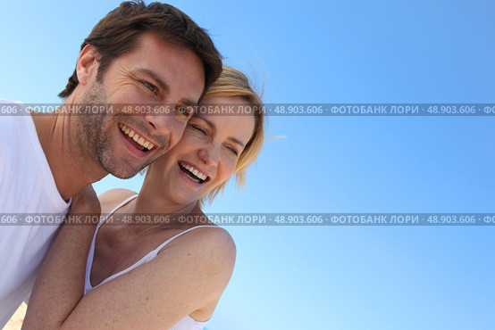 Carefree couple on holiday together. Стоковое фото, агентство Ingram Publishing / Фотобанк Лори