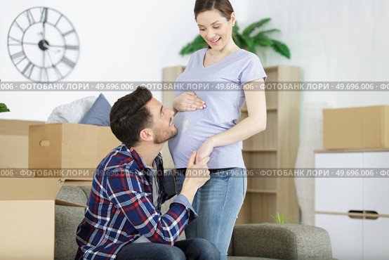 caring husband making gift to pregnant wife. Стоковое фото, агентство Ingram Publishing / Фотобанк Лори