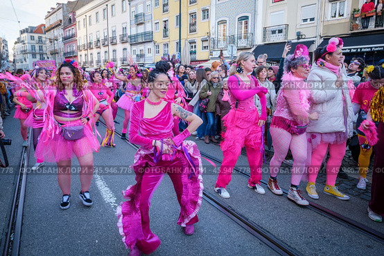 Carnival parade in streets of Lisbon by artistic collective Clandestine Colombina (2024 год). Редакционное фото, фотограф Дмитрий Рухленко / Фотобанк Лори