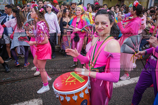 Carnival parade in streets of Lisbon by artistic collective Clandestine Colombina (2024 год). Редакционное фото, фотограф Дмитрий Рухленко / Фотобанк Лори