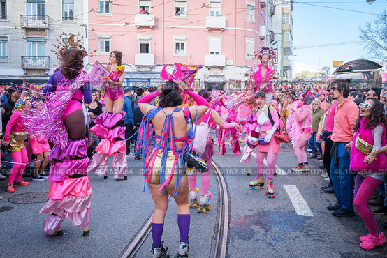 Carnival parade in streets of Lisbon by artistic collective Clandestine Colombina (2024 год). Редакционное фото, фотограф Дмитрий Рухленко / Фотобанк Лори