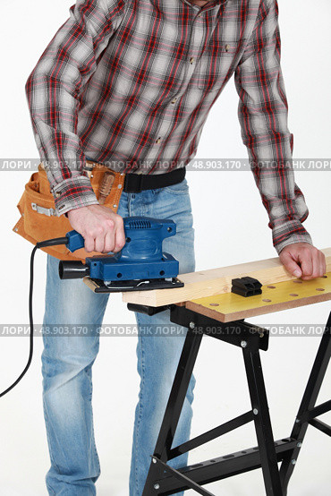 carpenter at work with sander machine. Стоковое фото, агентство Ingram Publishing / Фотобанк Лори