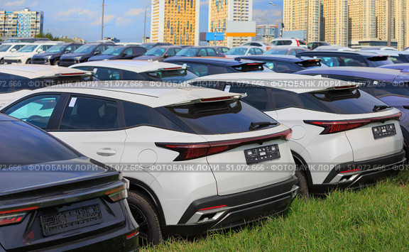 Cars For Sale Stock Lot Row. Стоковое фото, фотограф Юрий Бизгаймер / Фотобанк Лори