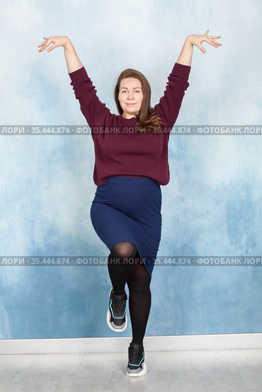 Caucasian stylish pregnant businesswoman posing with hands up. Стоковое фото, фотограф Кекяляйнен Андрей / Фотобанк Лори