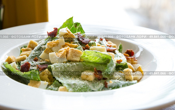 Ceasar Salad with bacon bit. Стоковое фото, агентство Ingram Publishing / Фотобанк Лори
