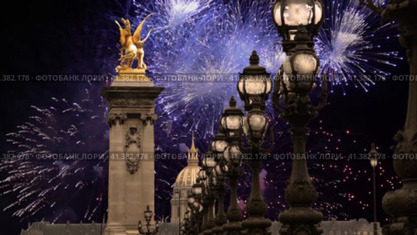 Celebratory colorful fireworks over the Lamp posts on Alexander III Bridge ( 4K, time lapse, with zoom). Paris, France. This arch bridge is one of the most beautiful river crossings in the world (2023 год). Стоковое видео, видеограф Владимир Журавлев / Фотобанк Лори