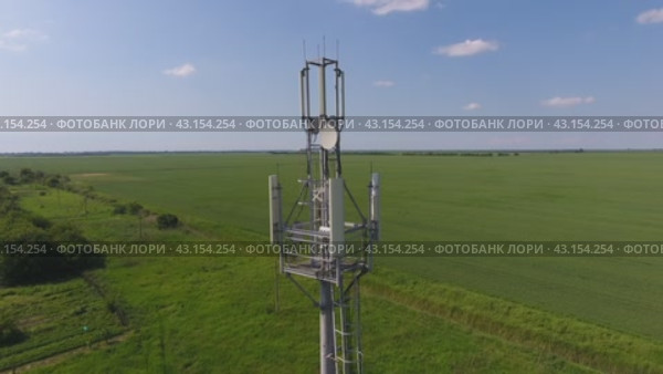 Cellular tower. Equipment for relaying cellular and mobile signal. Fly around the communications tower. Стоковое видео, видеограф Леонид Еремейчук / Фотобанк Лори