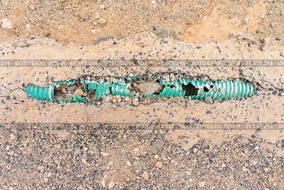 Cemented and damaged electrical cable channel. Стоковое фото, фотограф Sergey Kohl / Фотобанк Лори