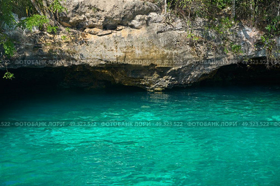 Cenote in Riviera Maya of Mayan Mexico sinkhole exposing groundwater. Стоковое фото, агентство Ingram Publishing / Фотобанк Лори